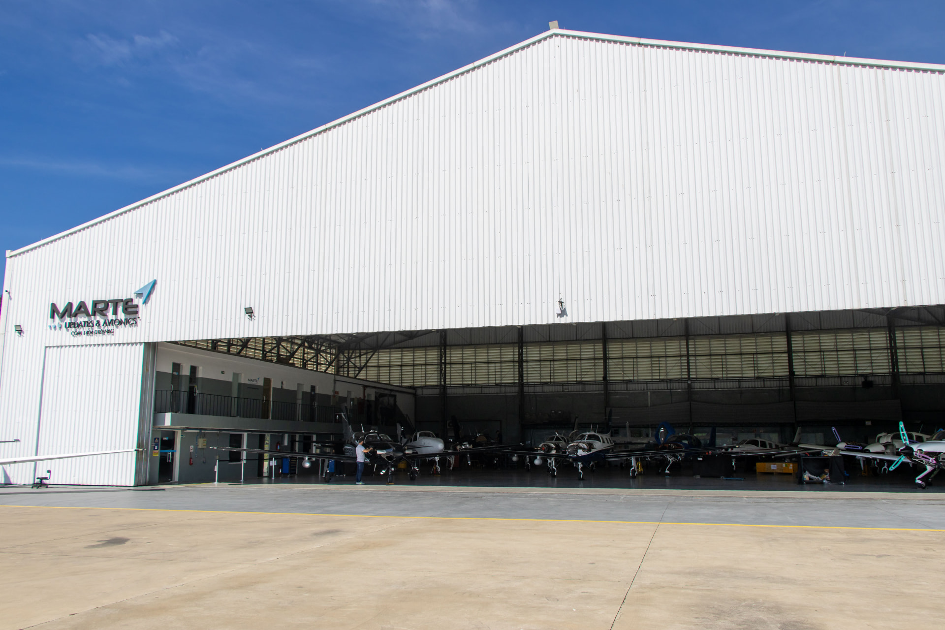 Hangar próprio da Marte Updates com aeronaves em atendimento