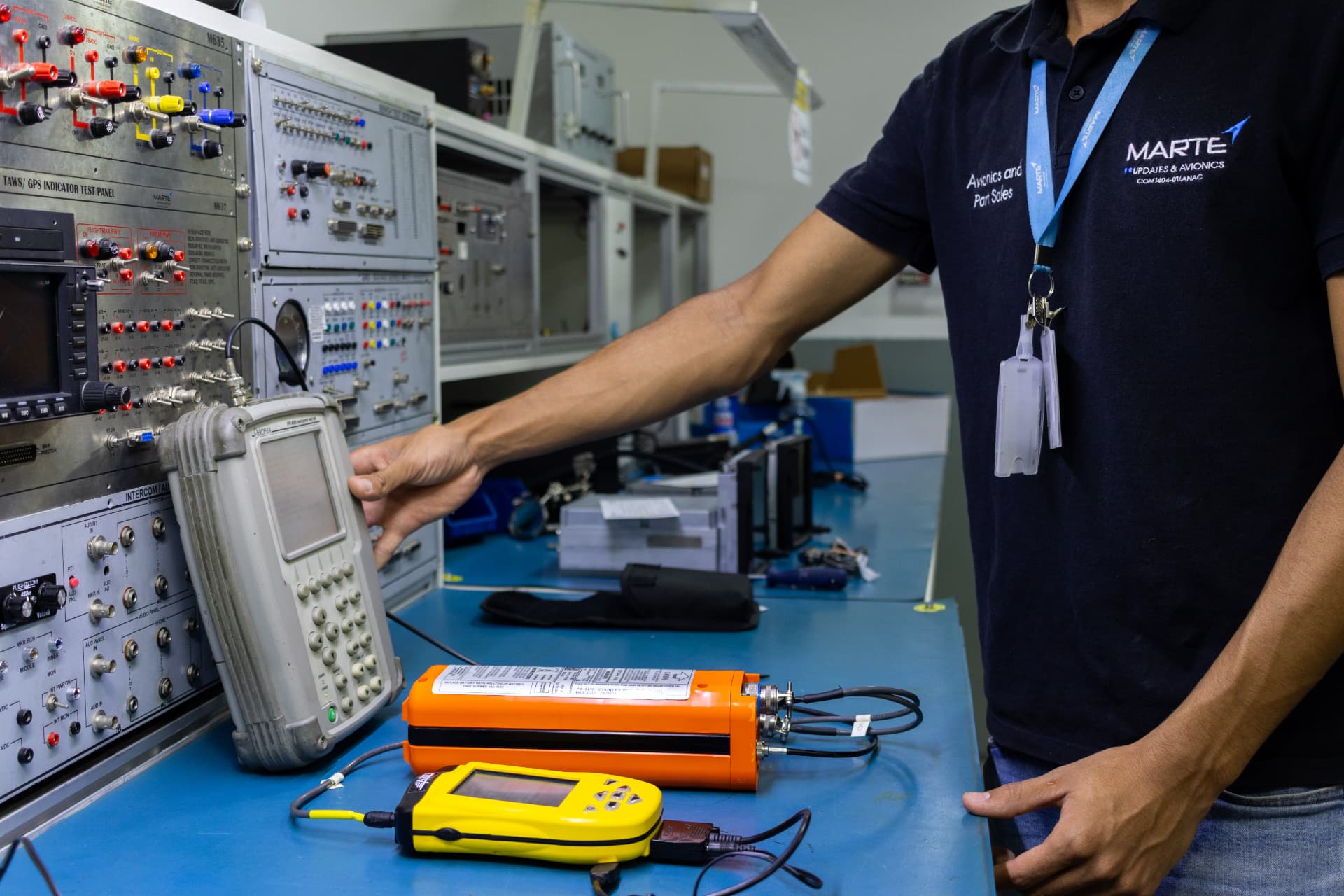 Técnico da Marte Updates realizando teste de ELT na bancada de aviônicos